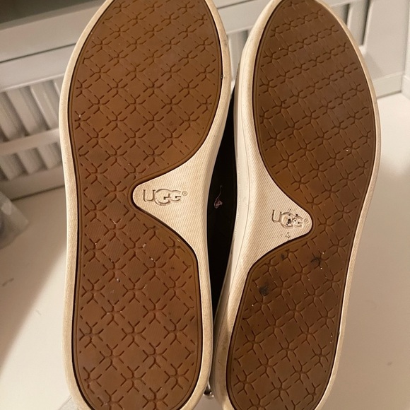 Uggs quilt design shoes 40% silk and 60% cotton. Great conditions. - Picture 10 of 13